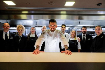 El xef Jordi Grau, amb el seu equip al restaurant Ibaya (Soldeu).