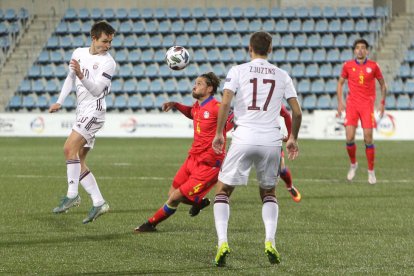 Marc Rebés lluitant per la pilota durant el darrer enfrontament de la selecció davant Letònia a l'Estadi Nacional.