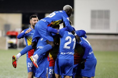 Els jugadors tricolors celebren el segon gol, obra de Carlos Martínez.