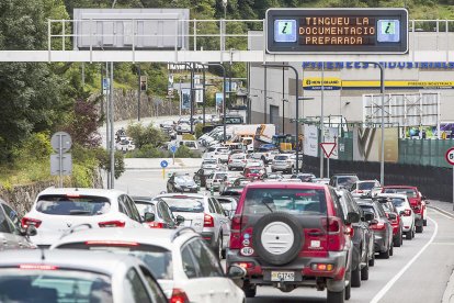 Vehicles fent cua el passat pont de la Puríssima.