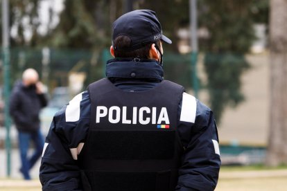 Un agent de la policia.