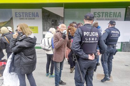 Un manifestant es queixa a la policia per haver d'utilitzar la mascareta.