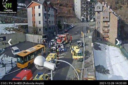 El cos de bombers i de seguretat estan actuant al lloc