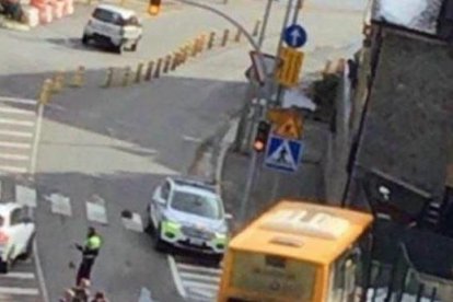 Accident entre un turisme i un bus urbà