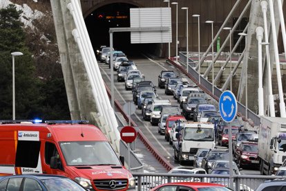 Retencions a l'altura de la rotonda del túnel dels Dos Valires en sentit nord.