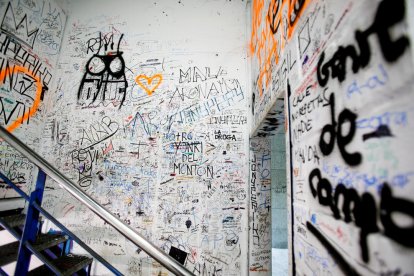 Pintades a les parets de l'aparcament.