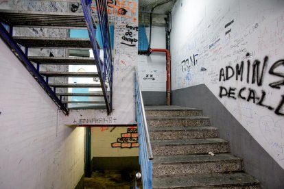 Pintades en parets de l'aparcament.