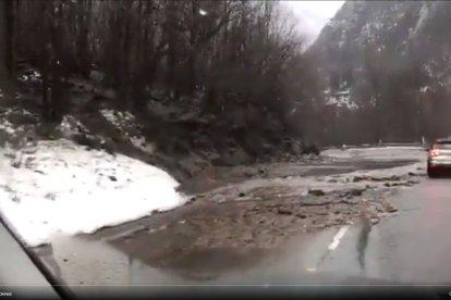La carretera RN-22 va quedar tallada per la neu i la pluja.