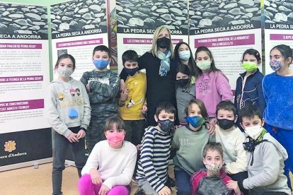Els escolars de l'escola Mare Janer han pogut gaudir durant tot el mes de gener de l'exposició 'La pedra seca' als passadissos de l'escola, organitzada per la Unesco.
