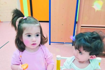 Els infants de la classe dels conillets, de l'escola bressol Esplai de Canillo, van experimentar amb el sabor i el tacte de la carbassa encuriosits per aquesta hortalissa.