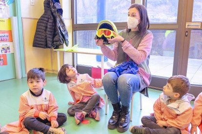 Els alumnes de maternal del col·legi Sant Ermengol van participar en el taller Decora el teu casc amb l'objectiu d'impulsar la iniciació i el coneixement en els esports de neu i el material necessari amb motiu de la candidatura al Campionat del Món 2027.