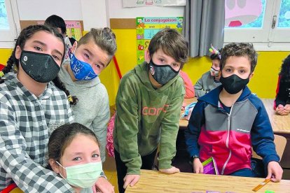Els infants de l'escola andorrana de Sant Julià han tingut l'oportunitat d'explicar als seus companys què han fet durant les vacances de Nadal i han pogut tornar a compartir els seus jocs preferits.
