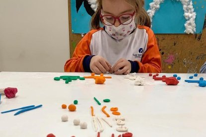 L'escola d'art de Sant Julià ha reobert les portes després de les vacances i ha preparat per als petits unes manualitats de plastilina.