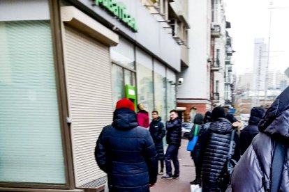 Ciutadans fent cua al caixer d'un banc a la capital d'Ucraïna