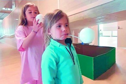 Última setmana de programació de Pasqua al PIJ Encamp amb tallers i gimcanes. Pintura, estructures de fang, decoració del drac de Sant Jordi i també curses d'obstacles.