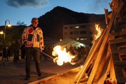 El cònsol major, Francesc Camp, apunt per fer rodar la falla