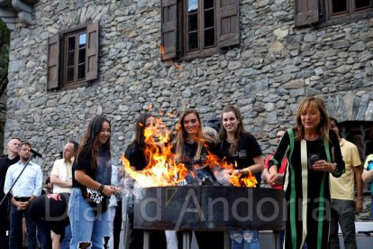 Recollida de la flama del Canigó a la Casa de la Vall