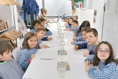 Els alumnes de primària del Safa Escaldes van realitzar la visita-taller de l'exposició Made in Paris, del Museu Thyssen. Així, van fer un passeig artístic pels diferents quadres.