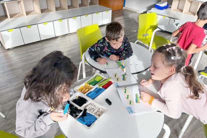 Els estudiants de 1r del Sant Ermengol des de robòtica van treballar les forces d'empenta, la gravetat i el pes construint un trineu i una pista de gel per poder-ho comprovar.