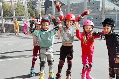 Dijous de patinatge al María Moliner. Els alumnes de primària van començar l'activitat dins del programa Patis de l'escola per contribuir a millorar el seu equilibri i la coordinació.