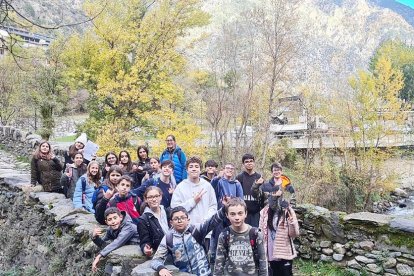 L'alumnat de primer d'Encamp va visitar la Balma de la Margineda, el camí dels Pujals, el rec de l'Obac, el pont de la Margineda i altres, seguint el seu itinerari de muntanya!