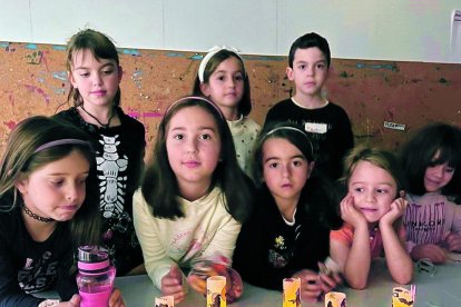 Els infants de l'escola d'art de Sant Julià de Lòria han fet fanalets de tardor durant aquestes vacances de Tots Sants per posar llum a l'estació.