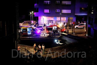 Veïns de l'edifici afectat són atesos per inhalació de fum aquesta nit