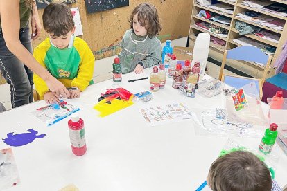 Els petits artistes de l'escola d'art de Sant Julià de Lòria van fer terrorífiques bossetes hermètiques “de sensacions super­relaxants” en el marc de la festa de Halloween.