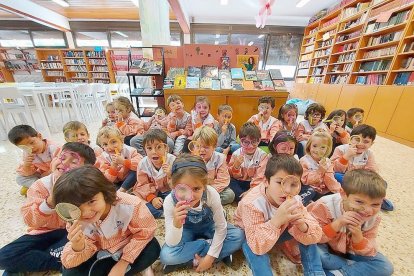 Els Pandes i els Estels van gaudir a la biblioteca del col·legi Sant Ermengol d'una activitat molt divertida. Van fer de detectius i fins i tot es van posar a la pell dels personatges del conte explicat per descobrir noves històries.