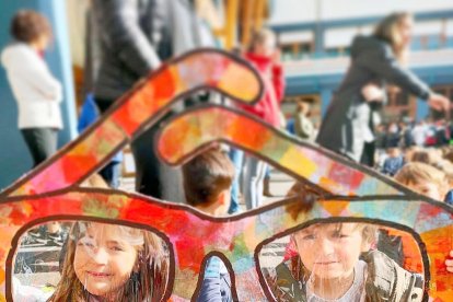 Tots els estudiants del Mare Janer es van reunir al pati de l'escola amb cartells i manualitats que havien fet per presentar el seu lema: 'Vida per a una fraternitat sense fronteres'.