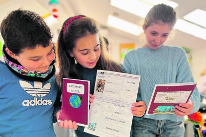 Els alumnes de cinquè del Mare Janer han obtingut el passaport lector perquè consideren que la lectura és una manera de viatjar, amb cada llibre, a un destí diferent.