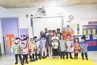 La comissió del Gust per la lectura va continuar amb la lectura de la Joana i l'Abril de la classe d'Axolots a la de les Pitavoles de maternal B de l'escola andorrana de la capital.
