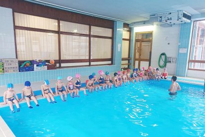Les classes dels Esquirols i Granotes d'infantil de tres anys van gaudir, per primer cop, de la piscina de l'escola del Mare Janer tots plegats.
