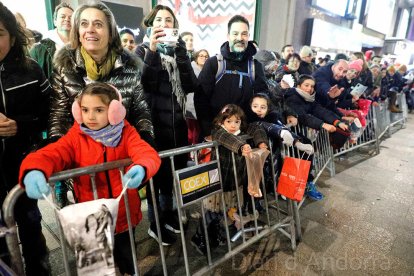 Molts infants i famílies esperaven impacients l'arribada dels Reis d'Orient a la cavalcada conjunta d'Andorra la Vella i Escaldes-Engordany per poder saludar Ses Majestats durant el seu pas per les parròquies centrals.