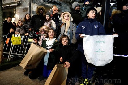 Els nens i nenes preparaven les bosses per recollir el màxim de caramels possibles que es repartien durant el recorregut, que enguany comptava amb 10.000 quilos de dolços.