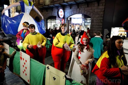 La desfilada comptava amb grups d'animació amb disfresses de personatges d'actualitat i també amb protagonistes de la ficció, a més de la col·laboracó de 500 persones.