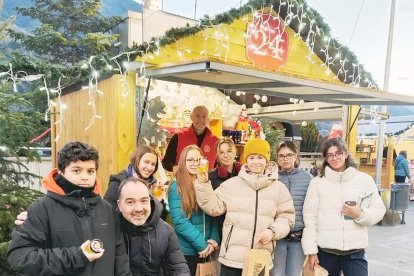 L'espai jove el Rusc de la capital va apadrinar un rusc d'abelles amb l'apicultor Autèntic Abelles per aprendre com s'obté la mel per fer pastissos.