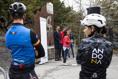 Inauguració d'una escultura ciclsita a la Colla de Beixalís.