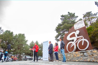 Inauguració d'una escultura ciclsita a la Colla de Beixalís.