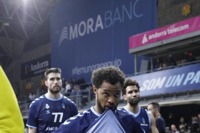 La cara de decepció dels jugadors del MoraBanc en acabar el partit.