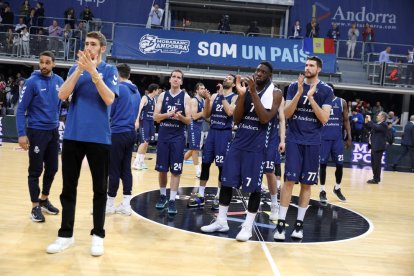 Els jugadors del MoraBanc Andorra agraint el suport del públic, a la finalització del partit d'ahir.