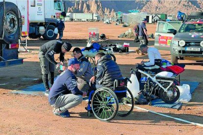 Albert Llovera va seguir amb atenció els treballs dels mecànics de l'equip.