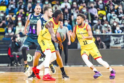 Miller McIntyre i Hannah, dos dels millors jugadors del MoraBanc, ahir a Bilbao.