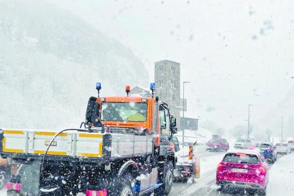 Una llevaneus treballa a Sant Joan de Caselles.