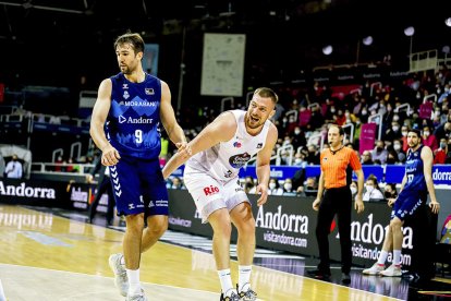 Nacho Llovet, amb Mahalbasic, en una acció del partit d'ahir al Poliesportiu.