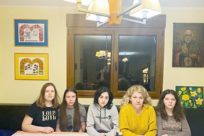 L'Anna Stepanenko, la seva filla Sofia, la Sofia Burkhan, l'Olesha Smirnova i la seva filla Yaroslava.