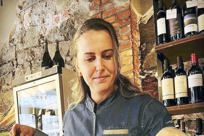 Ana Cerezo treballant a la seva empresa.