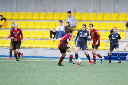 Míriam Tizón jugant a futbol.