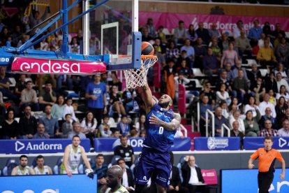 Codi Miller-McIntyre penetra a cistella al duel d'ahir al Poliesportiu.