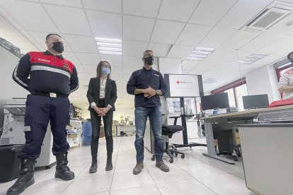 Óscar Llovet, SofiaSuprinenko i Jordi Fernández en l'exposició de la ruta del comboi